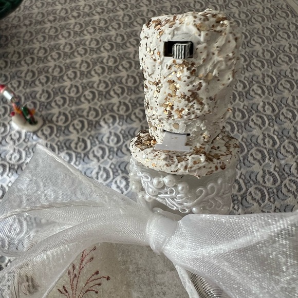 Round bottle decoupage with roses - Picture 5 of 6